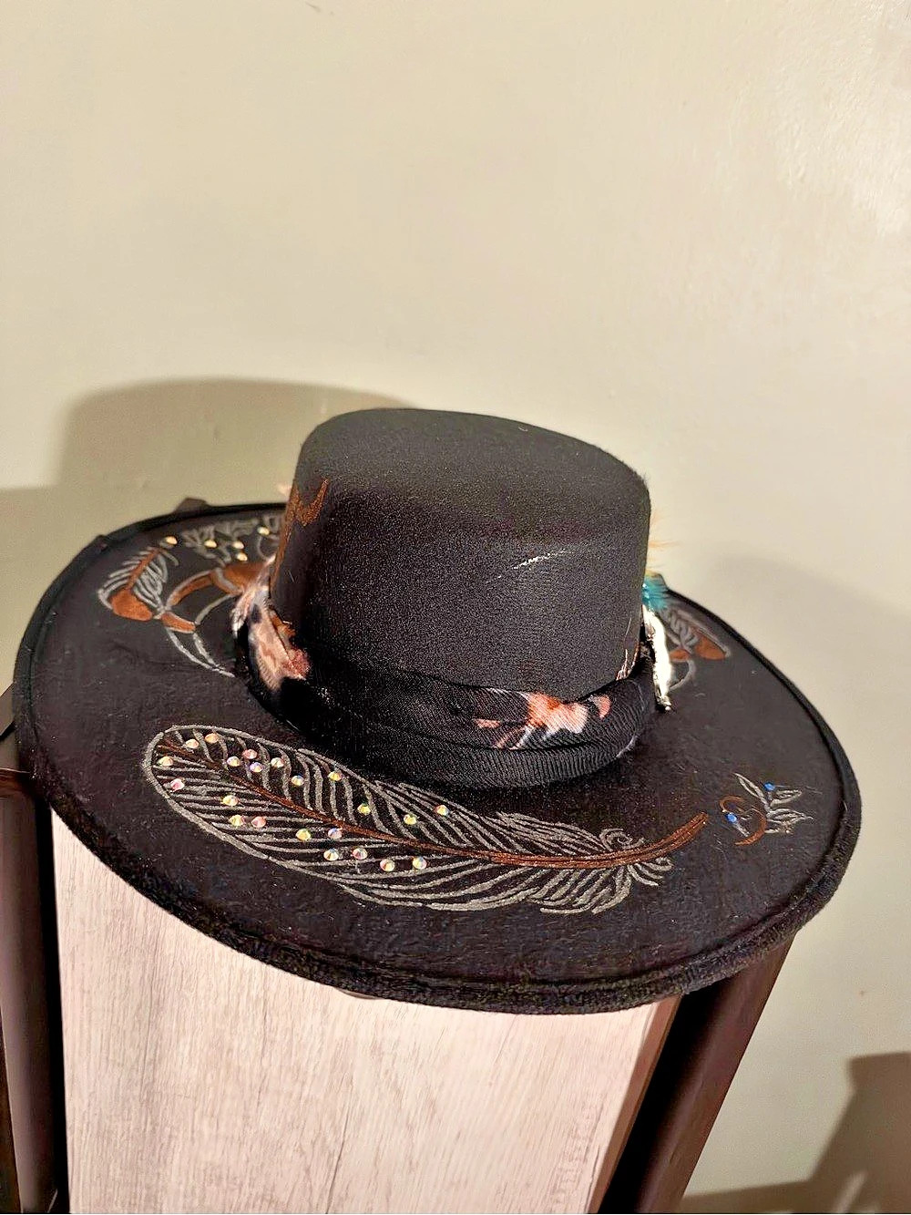 Custom Black Western Cowboy Hat Steer Skull Feathers Rhinestone Stay Wild - Picture 4 of 6